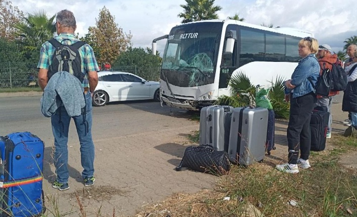 Turistleri taşıyan midibüs kazayı ucuz atlattı!