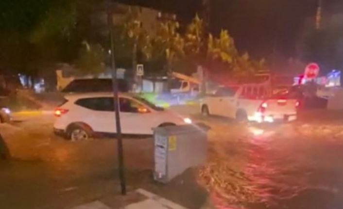 Alanya’da sağanak yağış sonrası evleri, iş yerlerini ve okulu su bastı!