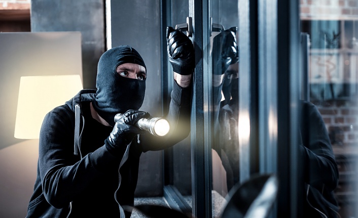 Alanya’da bir eve giren hırsız 48 bin TL’lik dövizi çaldı!