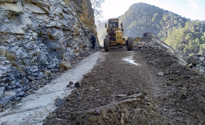 Alanya’da bozulan yollar onarılıyor