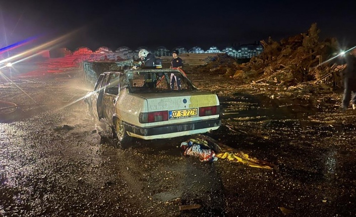 Arızalanıp çalıştırmak istenen araç birden alev alıp küle döndü!