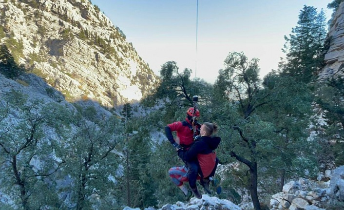 Dağda mahsur kalan 4 Rus turist helikopterle kurtarıldı!