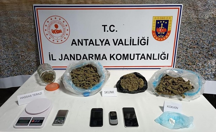 Evde yapılan aramada 4 kilo 150 gram skunk ve 50 gram kokain ele geçirildi!