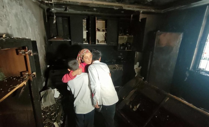 Evi yanan anne ve 2 çocuğu yardım bekliyor