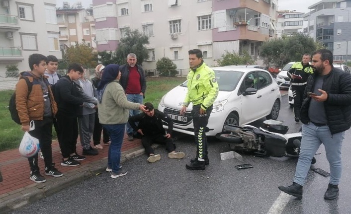 Otomobilin çarptığı motosikletli kurye yaralandı!