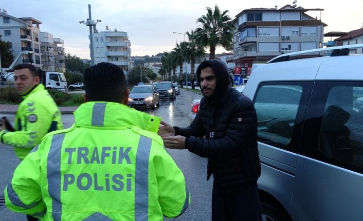 Rampadan inen bisikletçi hafif ticari araca çarptı: 1 yaralı!