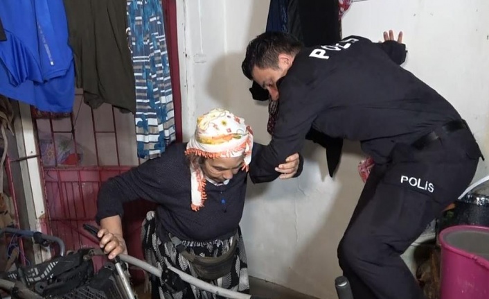 Şiddetli yağmur sebebiyle evde mahsur kalan engelli kadını ve yaşlı anneyi polis kurtardı