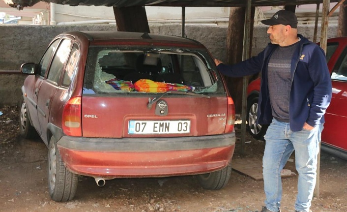 Sinir krizi geçiren genç, babasının da aracı dahil 6 aracın camını kırdı!
