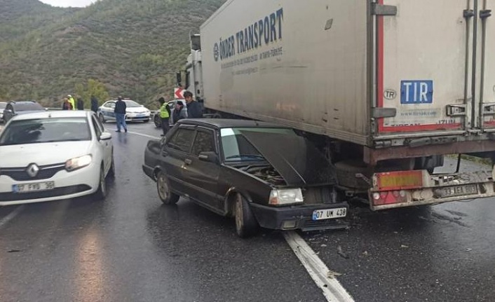 Virajı alamayan otomobil, tırın altında kaldı: 1’i çocuk 4 yaralı!