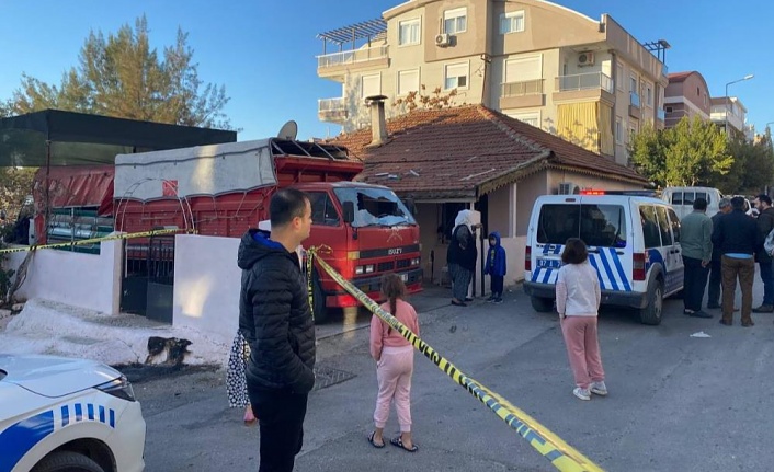 İhbara giden polislere taşla bıçakla saldırdı!