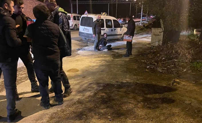 Polislere defalarca ateş eden saldırganın silahından çıkan 5 kurşun, polis otosuna isabet etti!