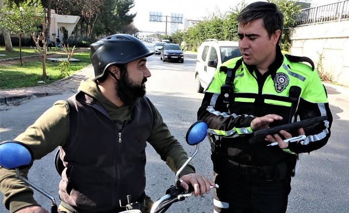 Polislere ehliyetsiz yakalandı, çağırdığı arkadaşı da ehliyetsiz çıktı!