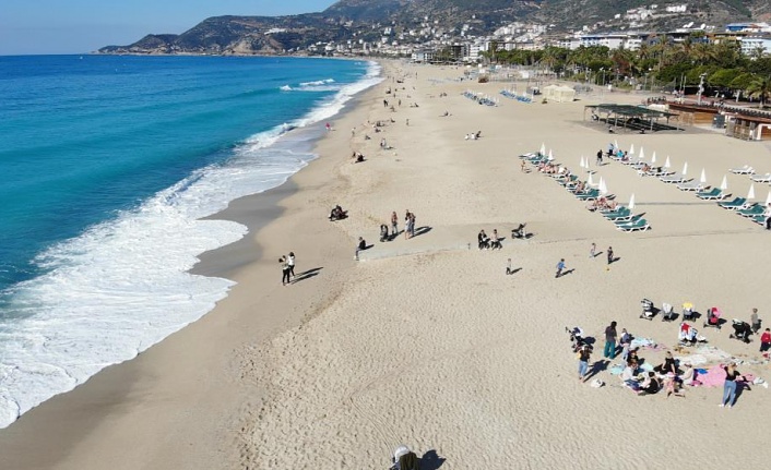 Alanya'da ocak ayının güneşli havasında deniz keyfi yaşadılar