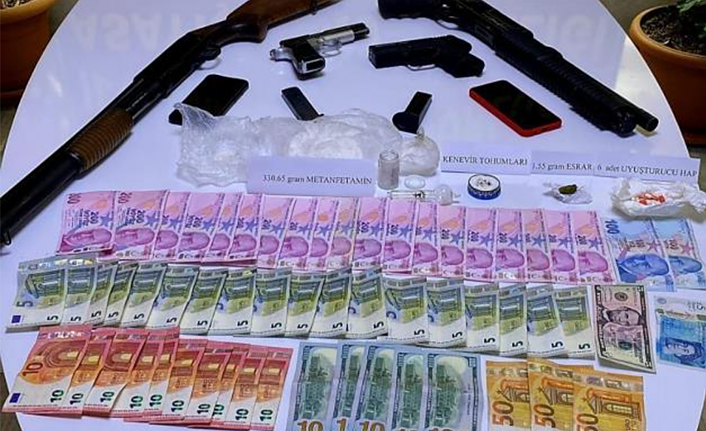 Alanya'da polisten kaçarak saklandıkları evden uyuşturucu ve silah çıktı!