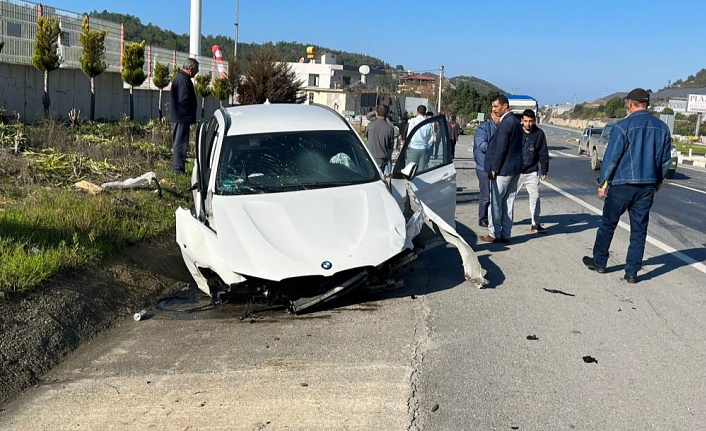 Alanya'da bordür taşına çarpıp kanala giren otomobilin sürücüsü yaralandı!