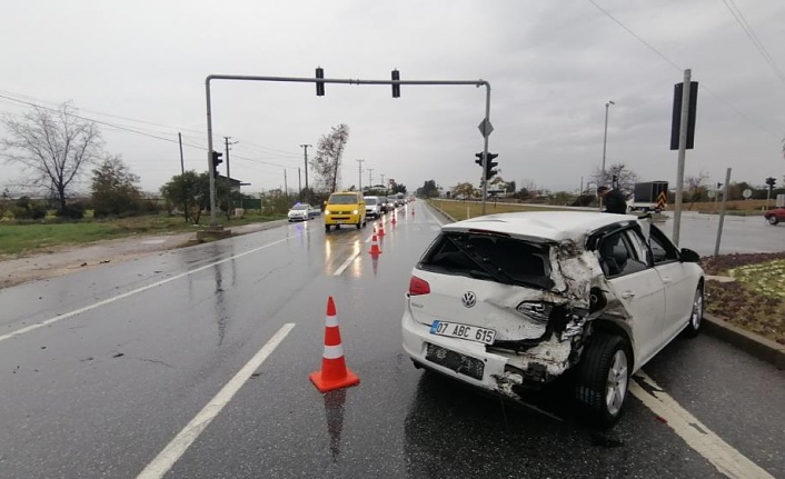 Alanya istikametinde olan otomobile tır çarptı: 1 yaralı!