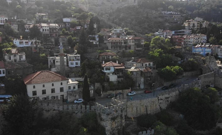 Alanya Kalesi’nin surlarıyla çevrili evler kendine has özellikleriyle mest ediyor