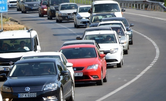 Antalya'da trafiğe kayıtlı taşıt sayısı son 1 ayda 11 bin arttı