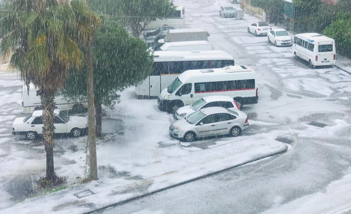 Dolu yağışı Manavgat' beyaza bürüdü