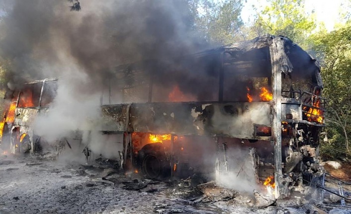 Güney Koreli turistleri taşıyan tur otobüsü alev alev yandı!