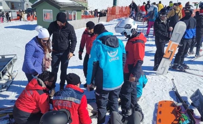 Kayak yaparken kontrolünü kaybetti, sıra bekleyenlere çarptı:4 yaralı!