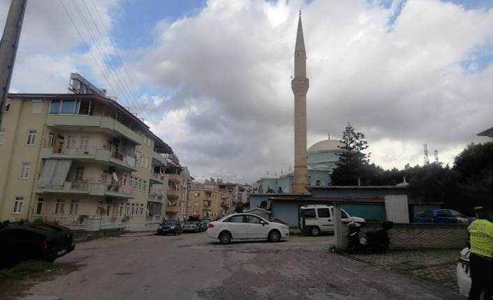 Kaza yapan otomobil, trafik lambasını devirdi!