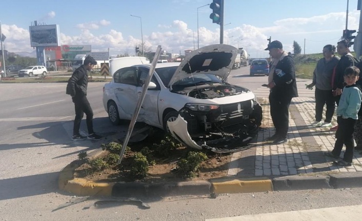 Kırmızı ışık ihlali yapan sürücü, otomobile yandan çarptı: 3 yaralı!