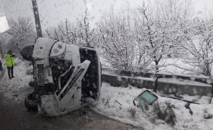 Minibüs devrildi, 5 öğretmen ve 1 öğrenci yaralandı!