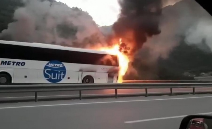 Seyir halindeki yolcu otobüsü alev alev yandı!