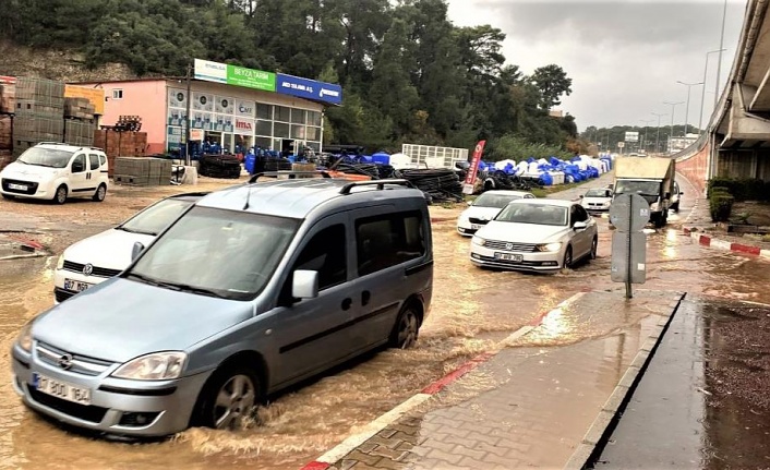 Şiddetli yağmurdan sona yollar adeta göle döndü!