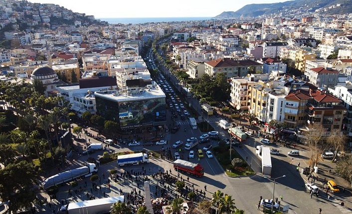 22 YARDIM TIRI DAHA ALANYA’DAN DEPREM BÖLGESİNE YOLA ÇIKTI