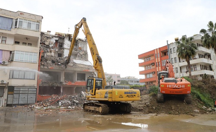 ALANYA BELEDİYESİ KENT GENELİNDEKİ RİSKLİ BİNALARI YIKIYOR