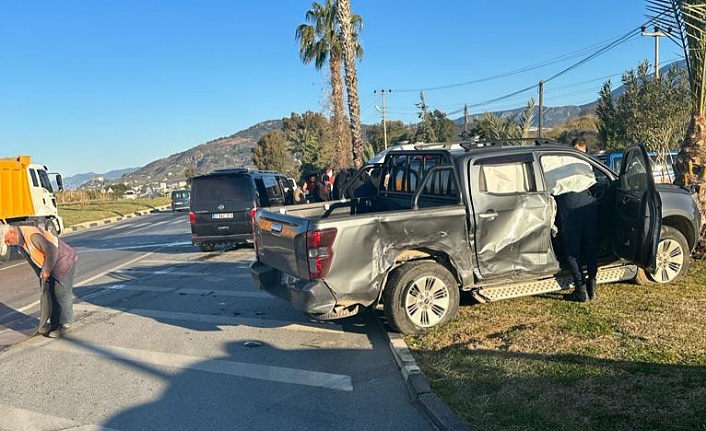 Alanya’da kamyonetle minibüs çarpıştı: 4 yaralı!