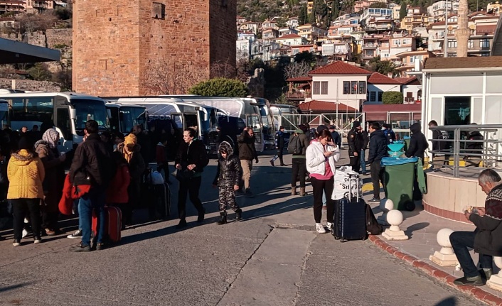 Alanya’ya deniz yoluyla depremzede getirildi