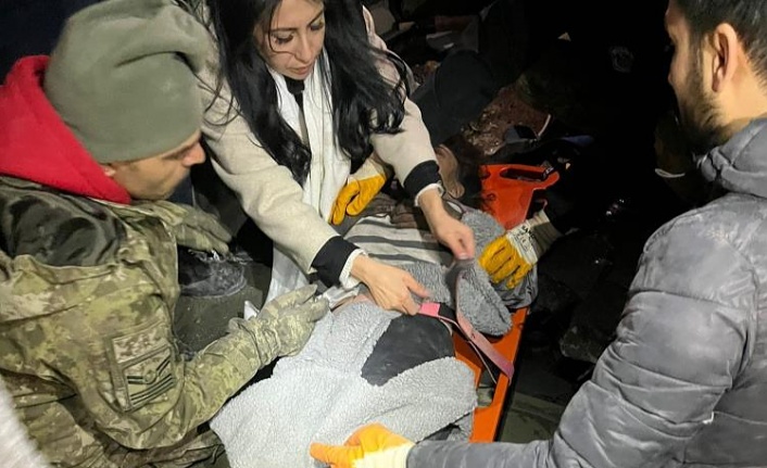 Antalya Büyükşehir İtfaiyesi 62 vatandaşı enkaz altından çıkarttı!