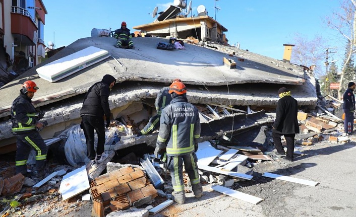 Antalya İtfaiyesi 57 saat sonra bir vatandaşı enkazdan sağ çıkardı