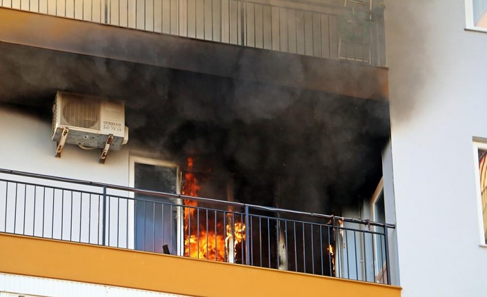 Antalya’da apartman sakinlerini sokağa döken yangın