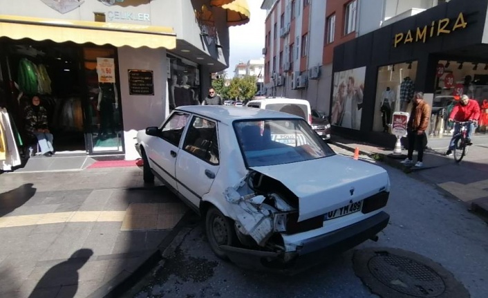 Deprem bölgesine giden minibüs ile otomobil çarpıştı!