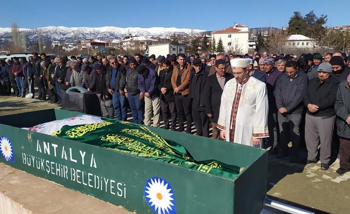 Depremde yaşamını yitiren Ümmühan öğretmen memleketi Antalya'da toprağa verildi
