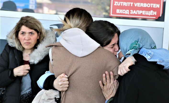 Depremden kurtulan anneye gözyaşları arasında karşılama