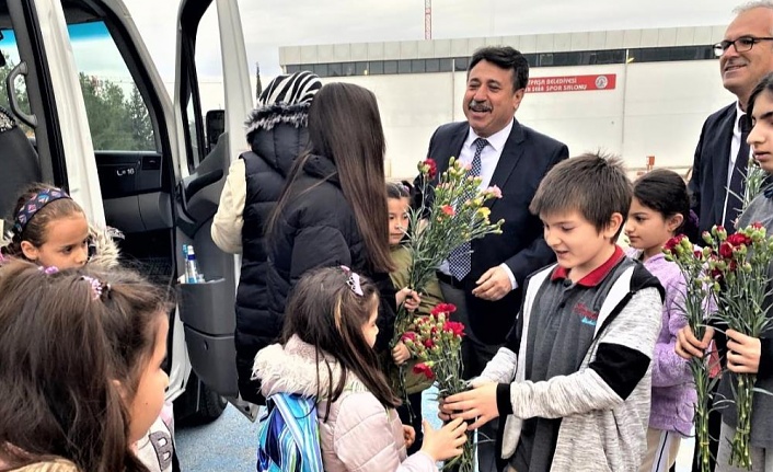 Depremzede sınıf arkadaşlarını karanfillerle karşıladılar