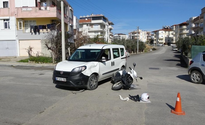 Manavgat'ta hafif ticari araç ile motosiklet çarpıştı: 1 yaralı!