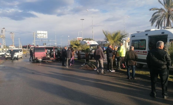 Manavgat'ta itfaiye aracı minibüsle çarpıştı: 1 ölü, 3 yaralı!