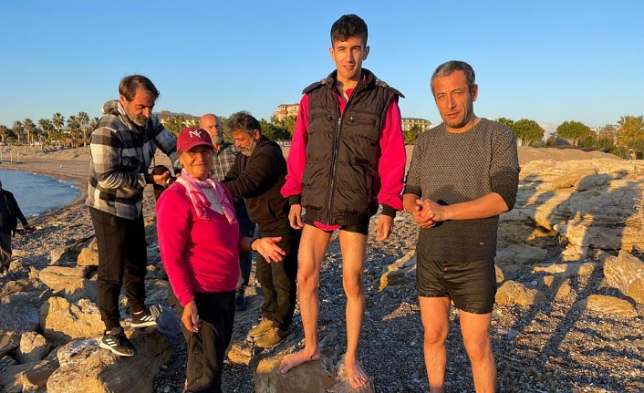 Otele yerleşen depremzede aile, kıyıya vuran 4 metrelik dev yunusu kurtardı!