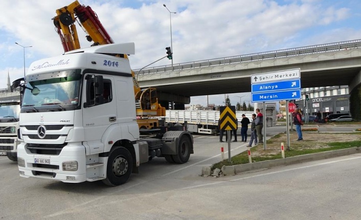 Tırın dorsesi çekiciden ayrıldı, facianın eşiğinden dönüldü!