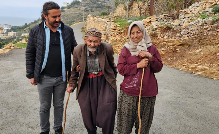 YAŞLI VE ENGELLİ ÇİFTİN YOL SORUNUNU BAŞKAN YÜCEL ÇÖZDÜ