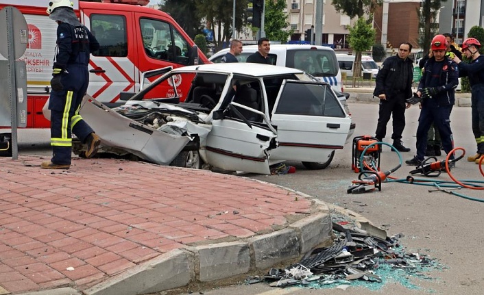 LPG yakıt tankını ön koltuğa kadar getiren kaza: 3 yaralı!