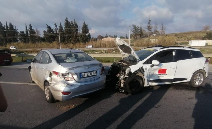 Aşırı hızlı ve dikkatsiz sürücü Çin'in takım arabasına çarptı!