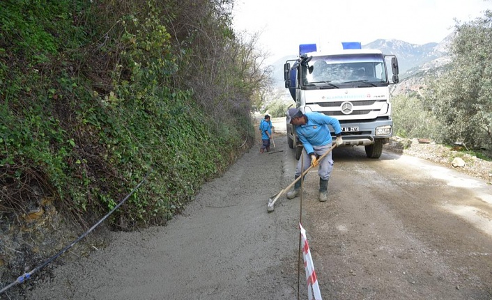 Alanya'da şarampol betonlama çalışması devam ediyor