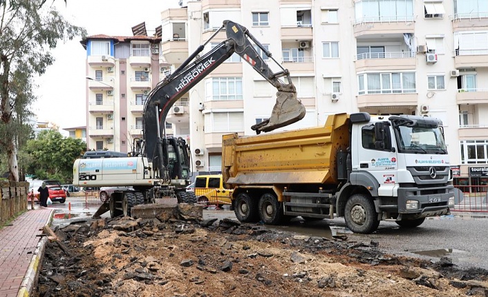 Asfalt yenileme çalışmalarına hız kesmeden devam ediyor.